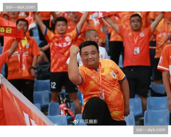 温情一幕，沧州雄狮球迷看台打出标语，祝贺对手球队主帅生日