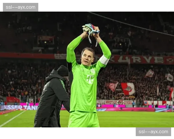 诺伊尔入选拜仁大名单,有望时隔一月重返赛场 诺伊尔入选拜仁大名单,有望时隔一月重返赛场