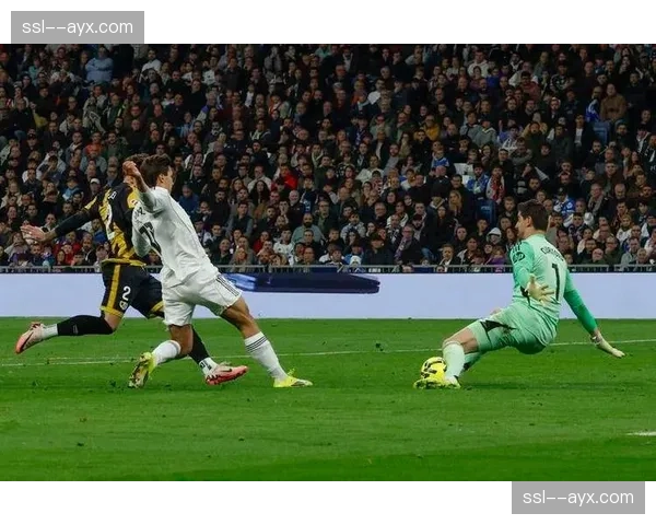 半场：皇马暂0-1巴列卡诺，客队利用反击由德托马斯破门。