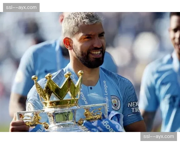 前英超球星阿圭罗现身曼城训练基地，引发回归任职传闻